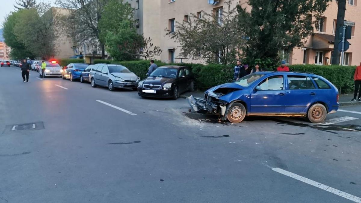 Cinci mașini avariate în urma unui accident în Brașov