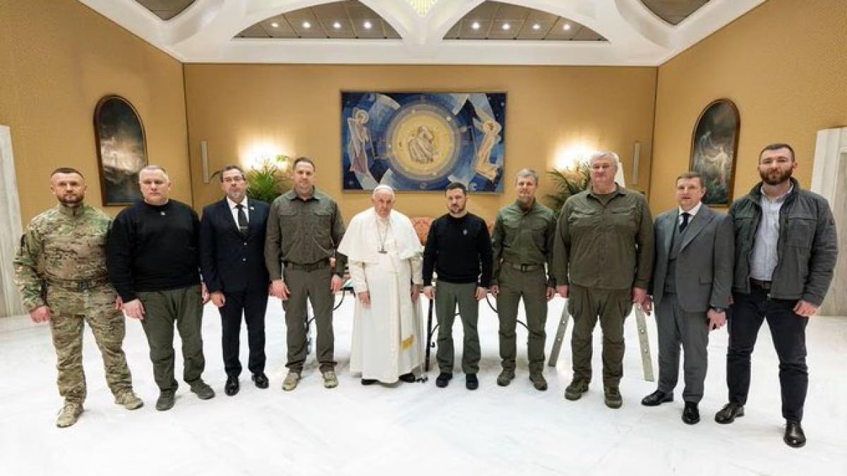 Volodimir Zelenski i-a dăruit Papei Francisc o icoană pictată pe o vestă antiglonț