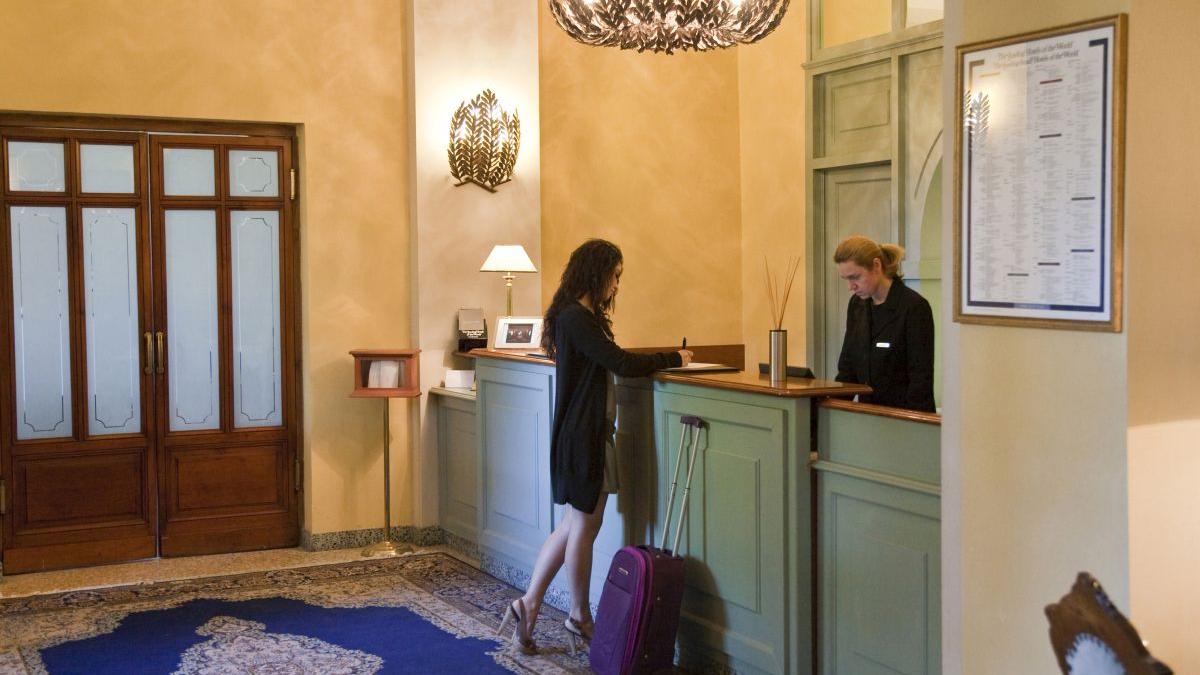 Colectarea datelor despre cei care se cazează în România, blocată de Parlament în ultimii 5 ani