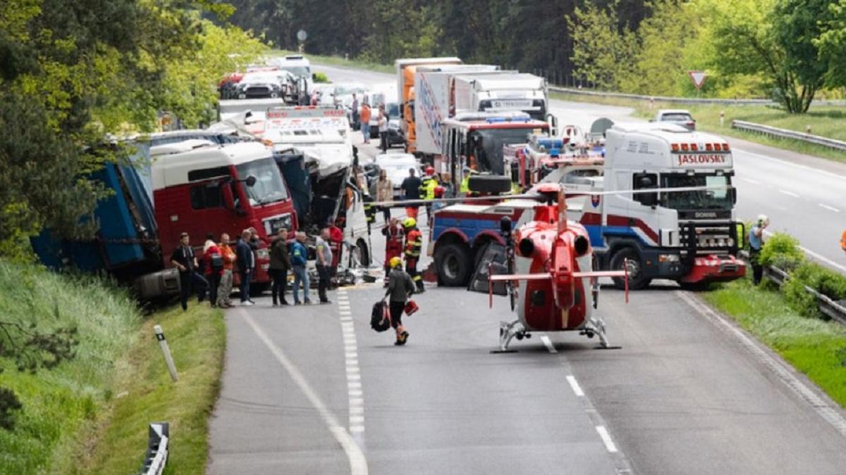Accident cumplit cu un mort și zeci de răniţi, în Slovacia. Un șofer român ar fi implicat în coliziune