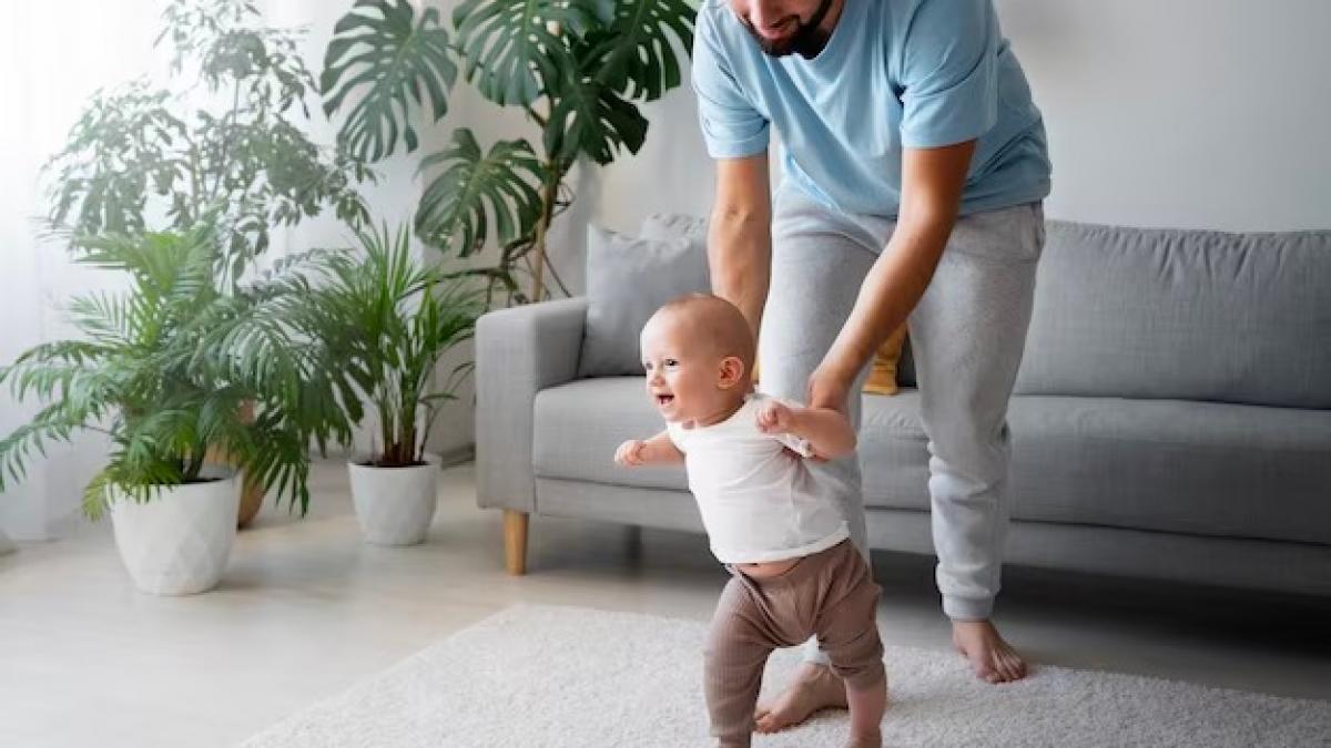 Bebe a început să meargă? Cum alegi cea mai bună protecție de scări pentru copii
