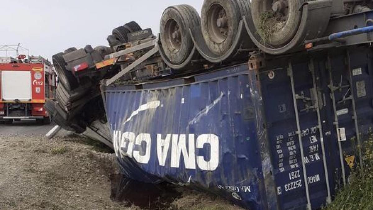 Un șofer ucrainean s-a răsturnat cu TIR-ul la Gura Dobrogei