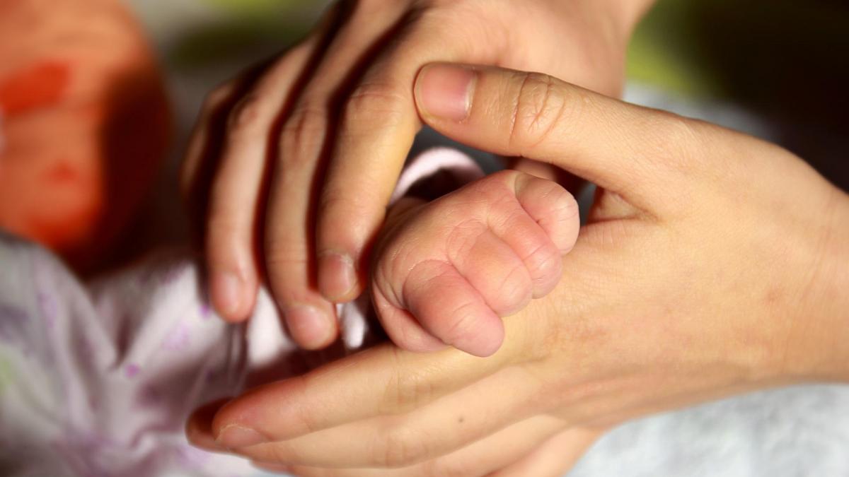Cadavrul unui bebeluș de 7 luni, găsit într-o pungă de plastic în iarbă. Mama, o adolescentă de 15 ani