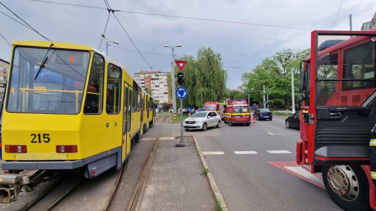 Accident între două tramvaie, în Oradea