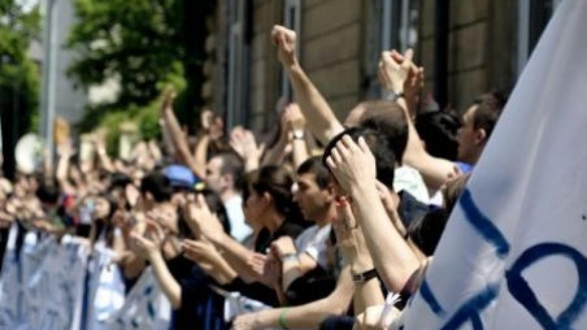 Studenții protestează, vineri, în sediilor PSD, PNL și Ministerului Educației