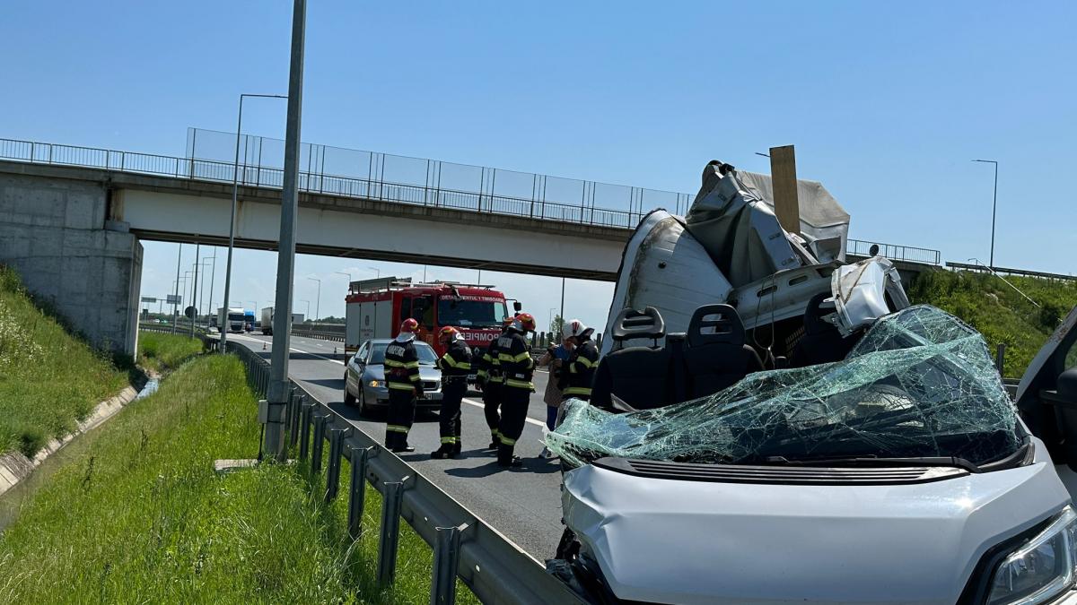 Accident teribil pe Autostrada A1 în județul Timiș. O autoutilitară a intrat într-un TIR. O persoană a ajuns la spital