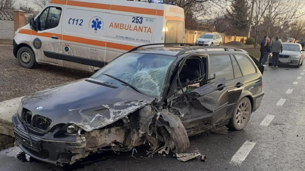 Patru persoane rănite într-un carambol cu cinci mașini avariate în Cluj-Napoca