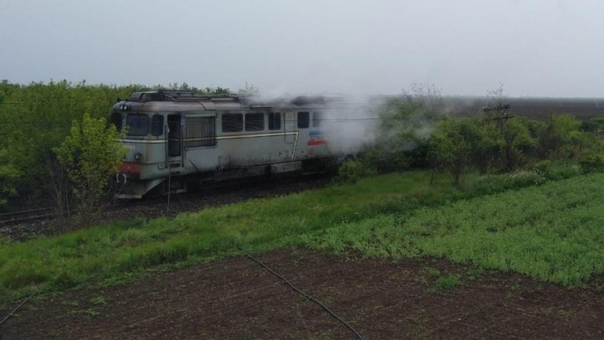 Arde locomotiva unui tren de marfă, în Dâmbovița