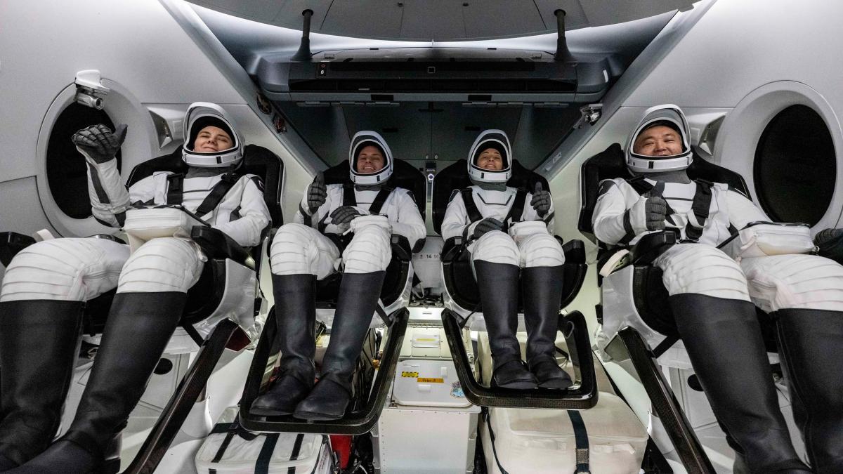 Capsula SpaceX care a transportat un fost astronaut NASA și trei turiști a ajuns pe stația spațială