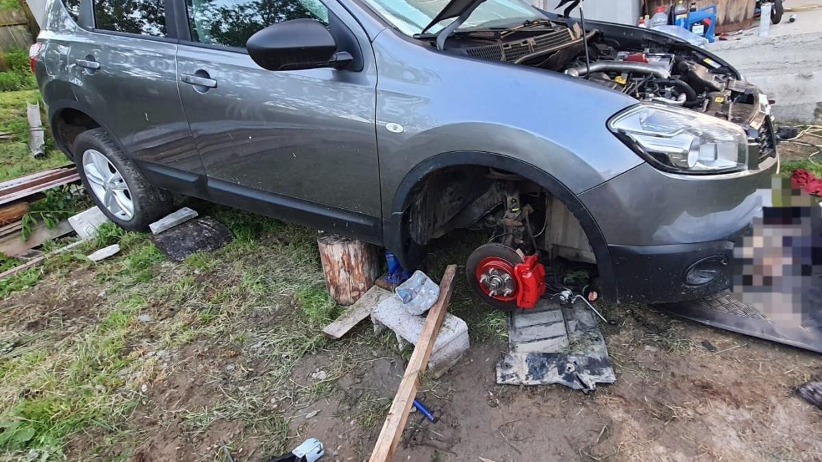 Un bărbat a murit strivit de mașina pe care o repara 