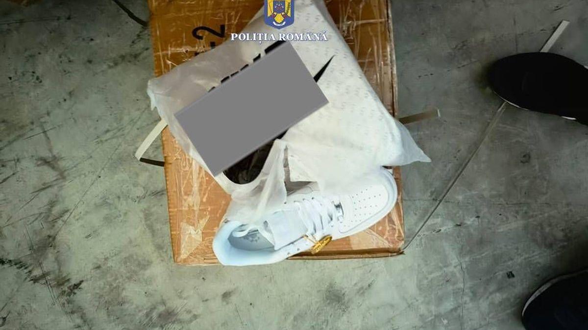Peste 80.000 de perechi de încălțăminte sport contrafăcute, confiscate de polițiști