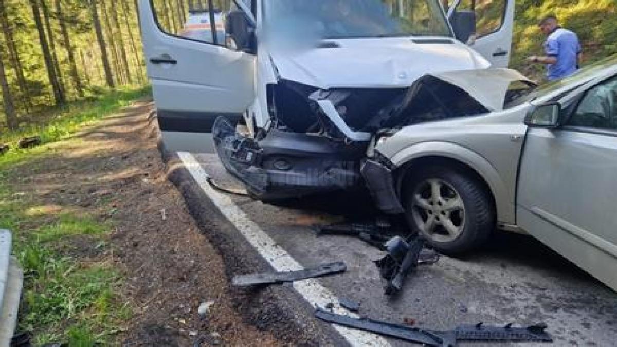 Un microbuz în care aflau 15 persoane, implicat într-un accident în județul Suceava