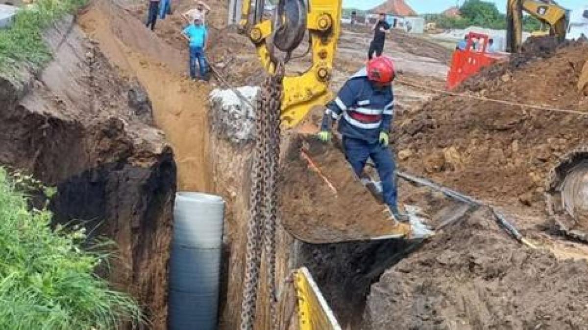 Unul dintre muncitorii prinşi sub un mal de pământ, în Caracal, la 7 metri adâncime, a murit 