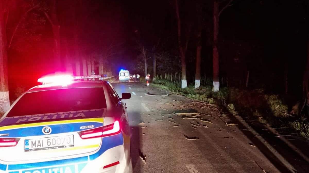 Un tânăr de 21 de ani a murit după ce s-a izbit cu mașina de un copac
