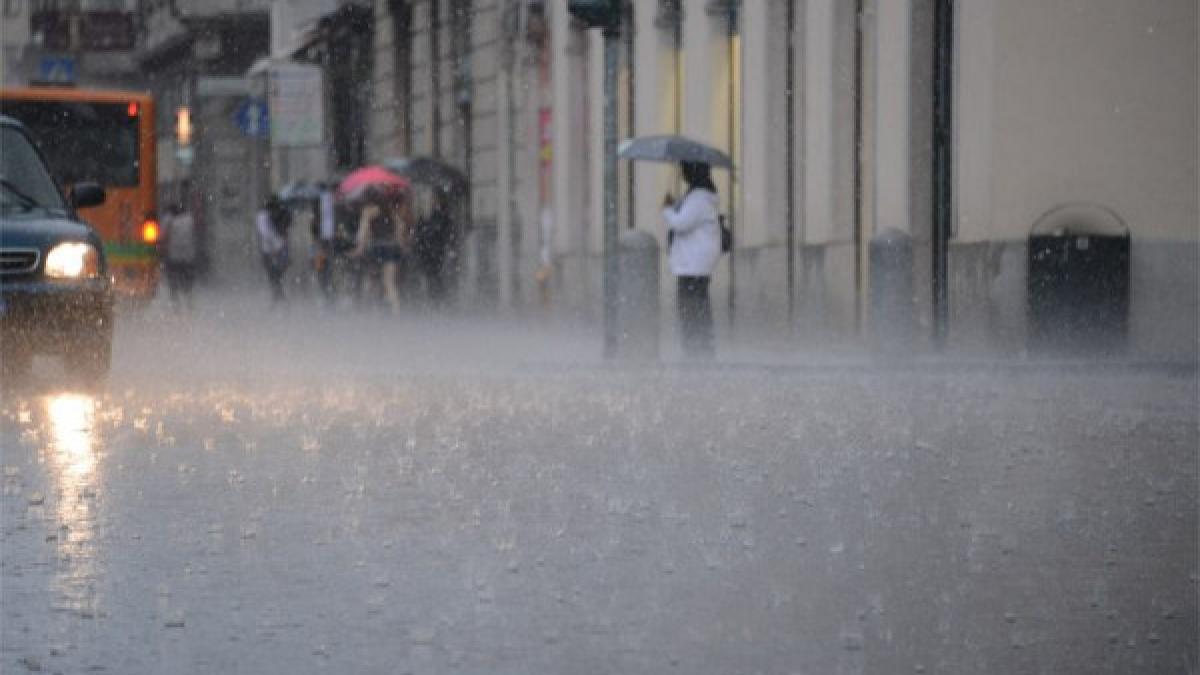 Weekend cu ploi și vijelii: Cod galben de instabilitate atmosferică în aproape toată țara. Cine scapă de vremea rea?