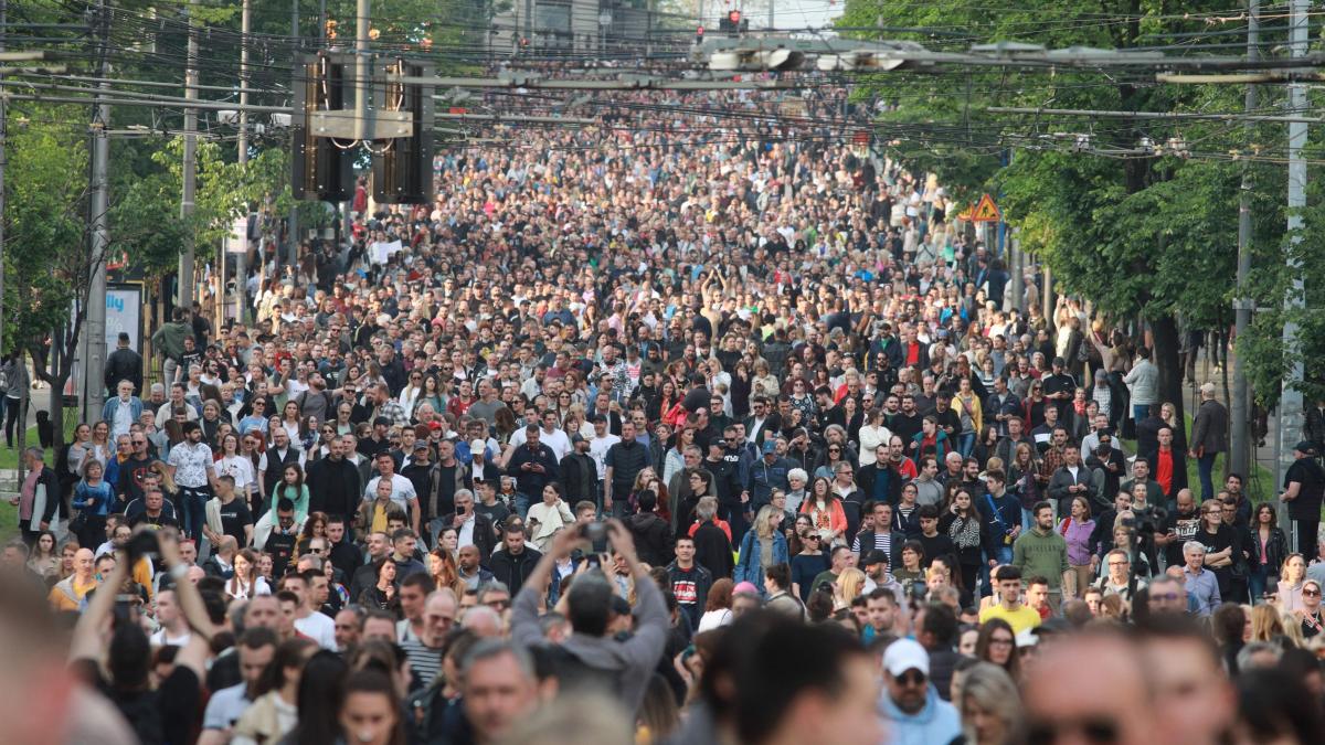 Crimele din Serbia: Zeci de mii de persoane au ieșit în stradă pentru a-l susține pe Vucic