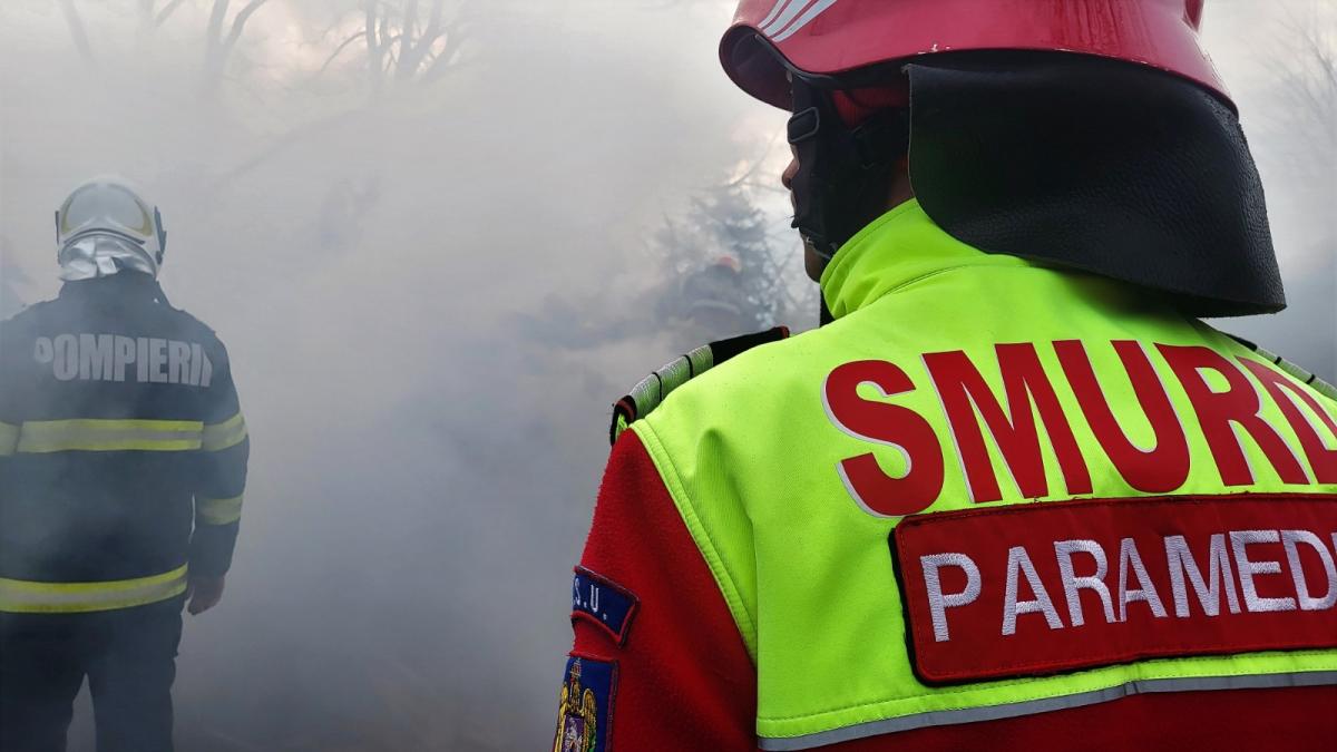 Incendiu într-un bloc din Orăștie. Un bărbat, intoxicat cu fum