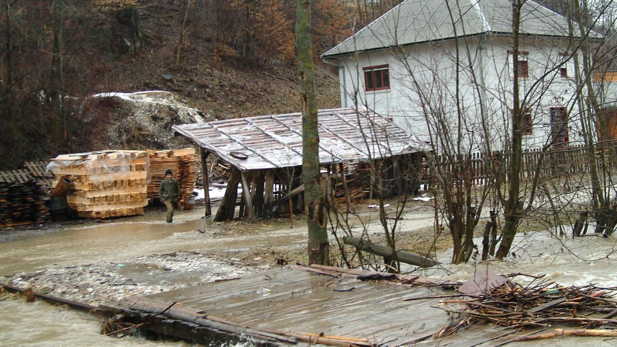 Cod galben de inundaţii pe râuri din 16 bazine hidrografice, până la miezul nopţii