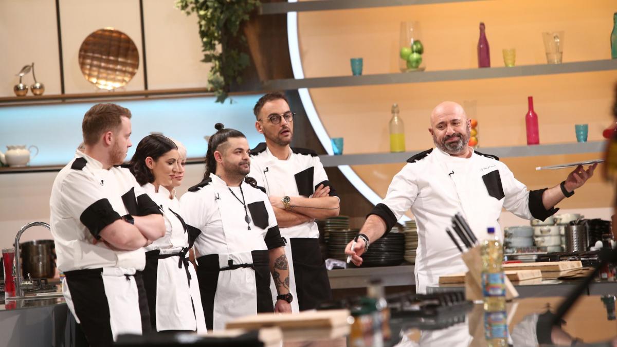 Caruselul gusturilor, la Chefi la cuțite: echipele fac un tur culinar aparte. Chef Scărlătescu, la capătul răbdării: ”Sunt plin de nervi. E cutremur în echipă azi!”