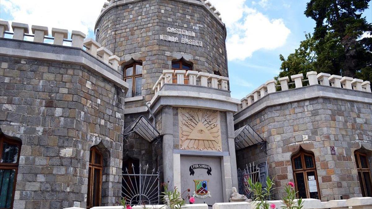 Un castel aflat pe o insulă din Scoția a fost scos la vânzare pentru 30.000 de lire sterline