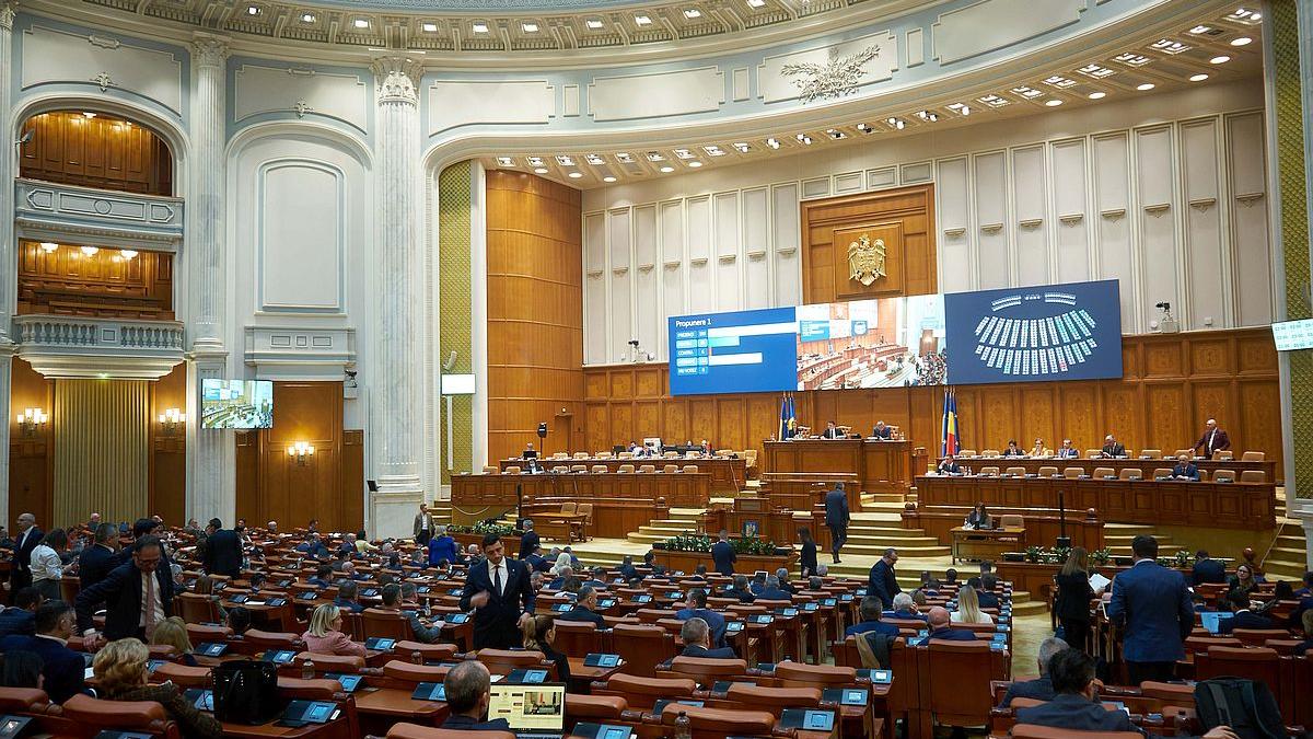 E lege! Pe drapelul României nu pot fi adăugate alte inscripţii şi simboluri în afara celor aprobate prin lege