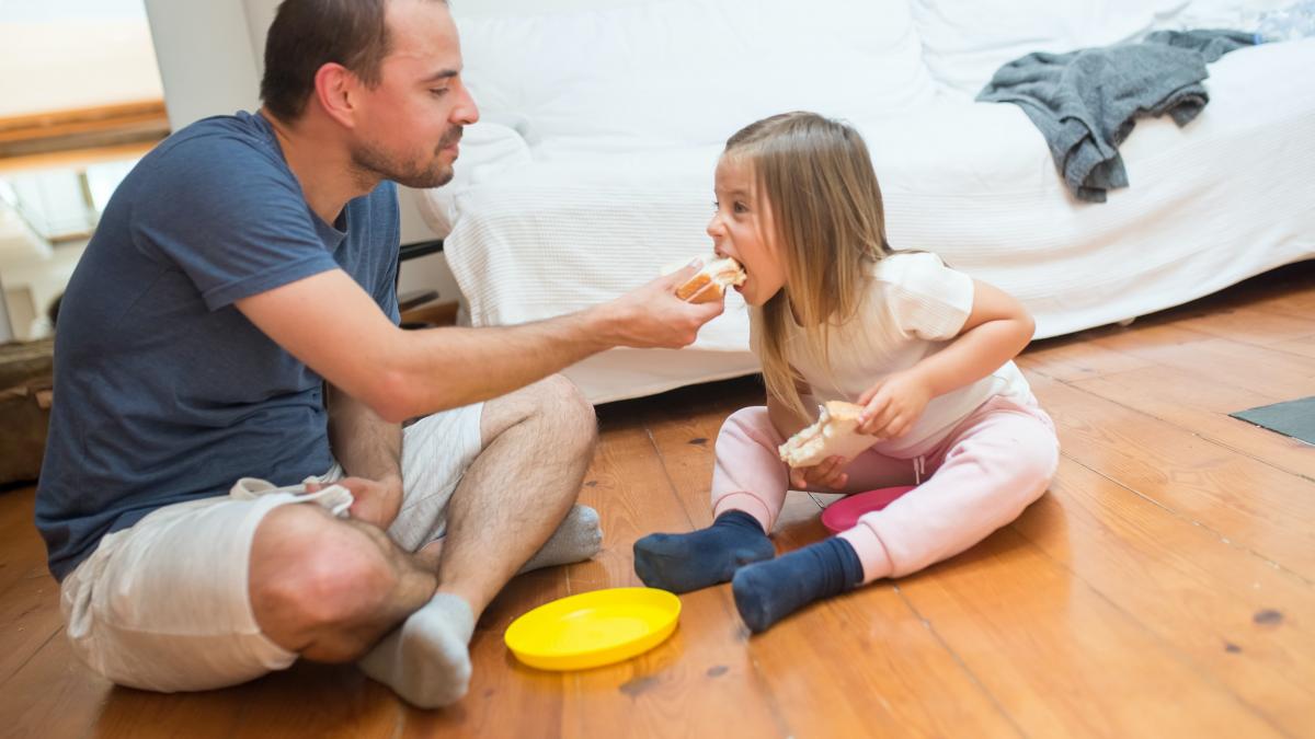 Veste bună pentru părinții care au copii de până la opt ani! Proiectul care le oferă patru zile de lucru de acasă, adoptat de Senat