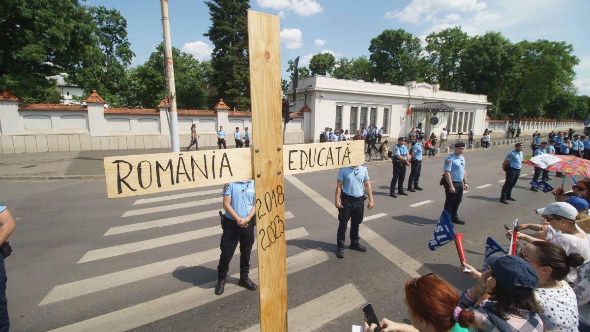 Profesorii cer OUG, nu promisiuni de politician. Președintele se implică, dar nu participă. Greva continuă