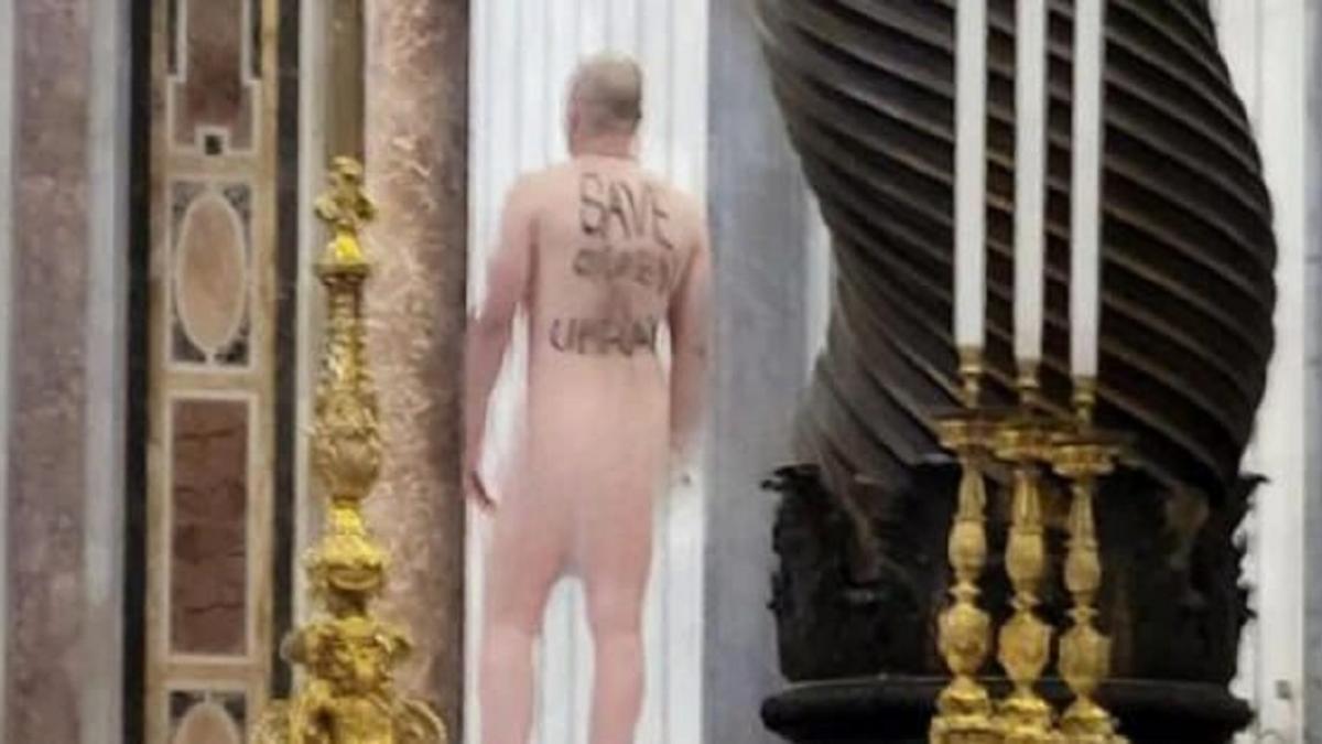 Dezbrăcat pe altarul unei biserici din Vatican, în semn de protest față de războiul din Ucraina