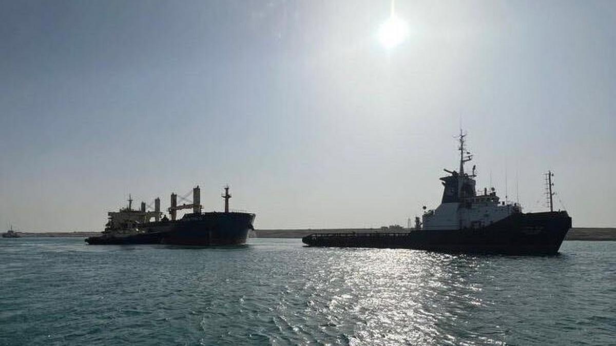 Traficul prin Canalul Suez, dat peste cap de un petrolier defect