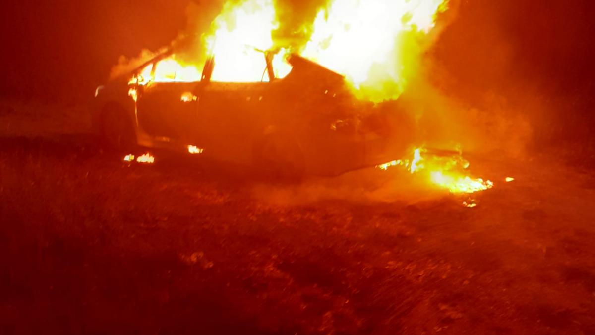 A ars de viu într-un autoturism hibrid care a luat foc, în Cluj