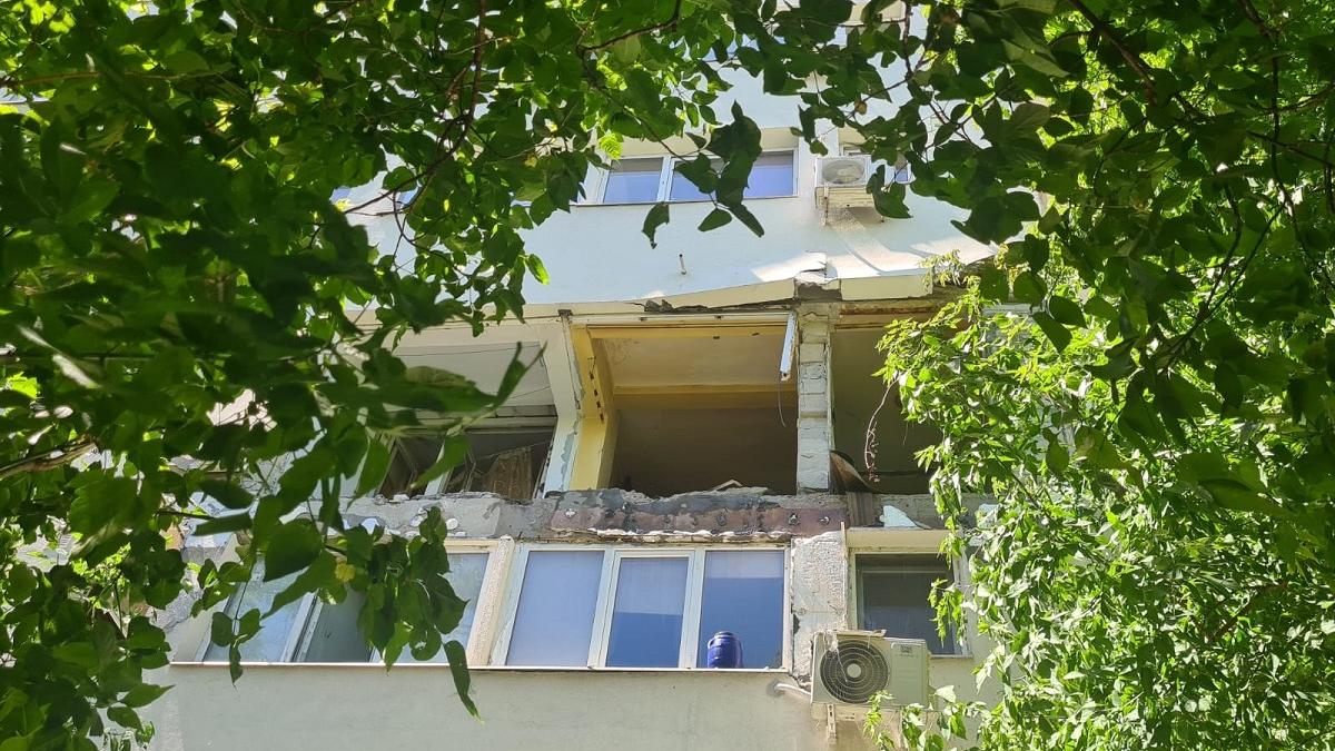 Explozie într-un apartament din Capitală. Un bărbat a fost prins sub o placă de beton