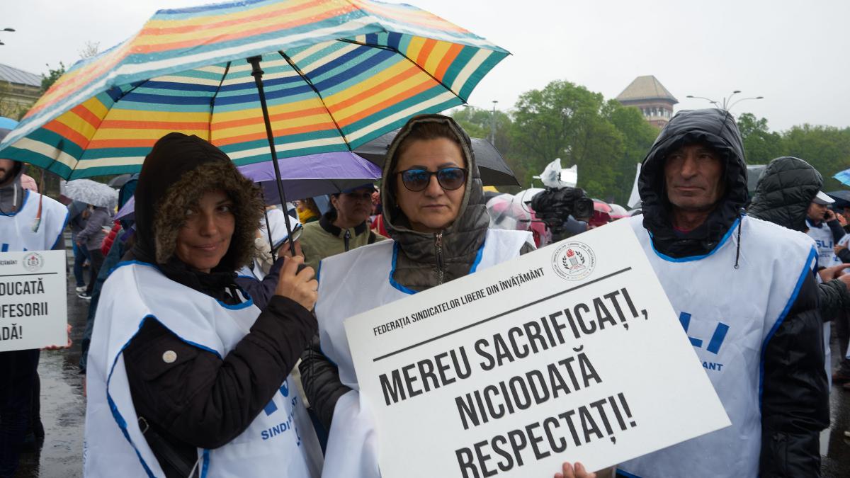 Guvernul vrea să spargă greva profesorilor cu o ordonanță-șmen. Sindicaliștii se simt păcăliți și continuă protestele