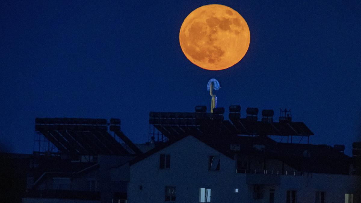 Luna Căpșună, vizibilă în nopțile din preajma Rusaliilor