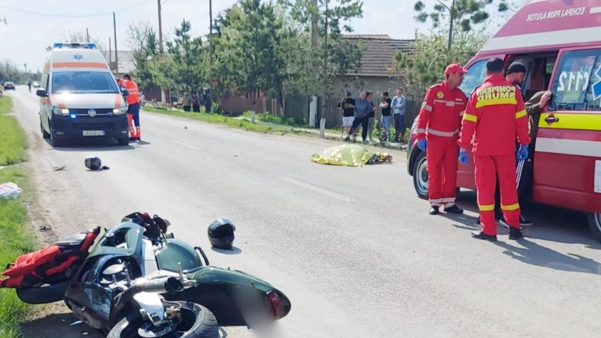 Trei persoane rănite după ce un pieton a fost lovit de o motocicletă