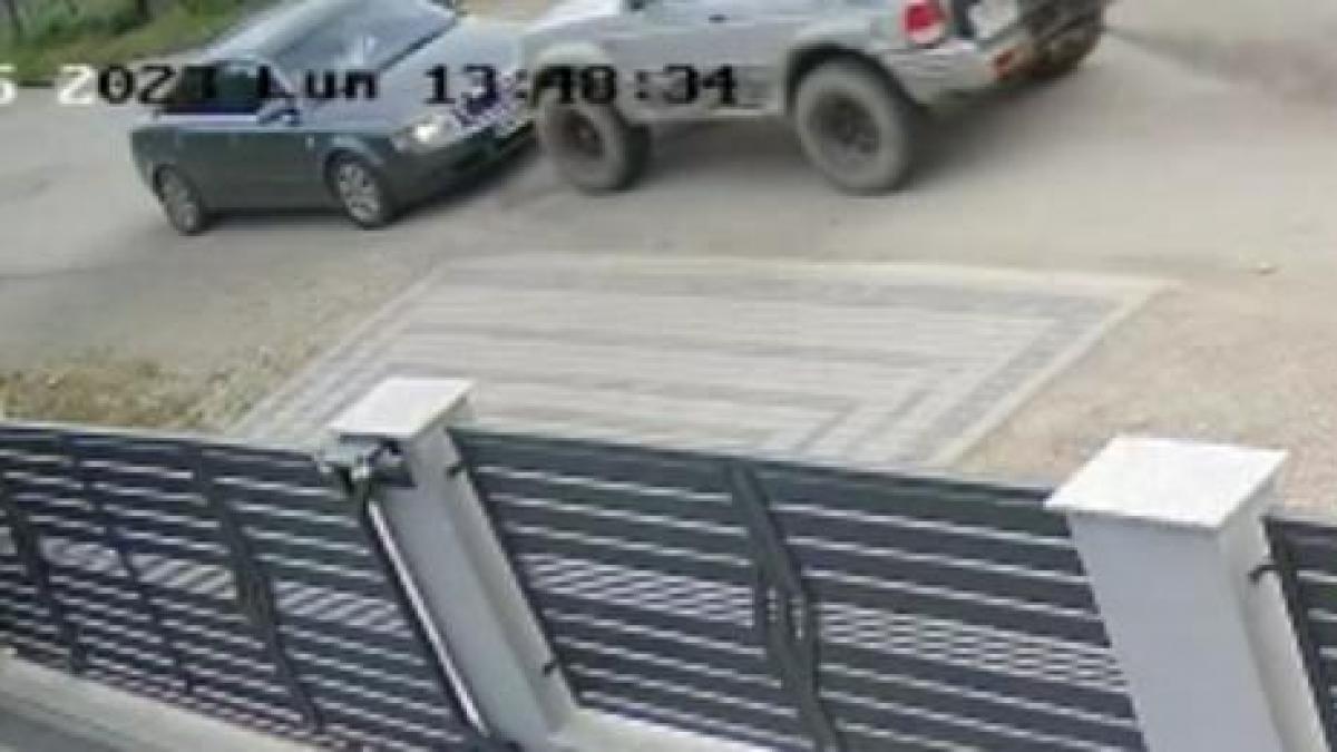 Un bărbat a lovit intenţionat maşina în care se aflau soţia şi fiica sa. Totul a fost surprins de camerele de supraveghere