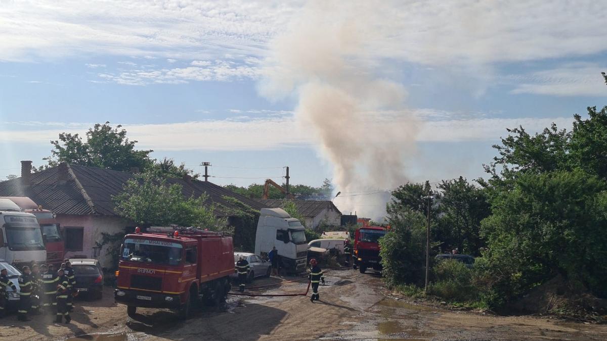 Incendiu la un centru de colectare a deșeurilor din sudul Capitalei. În zonă nu sunt surse de apă