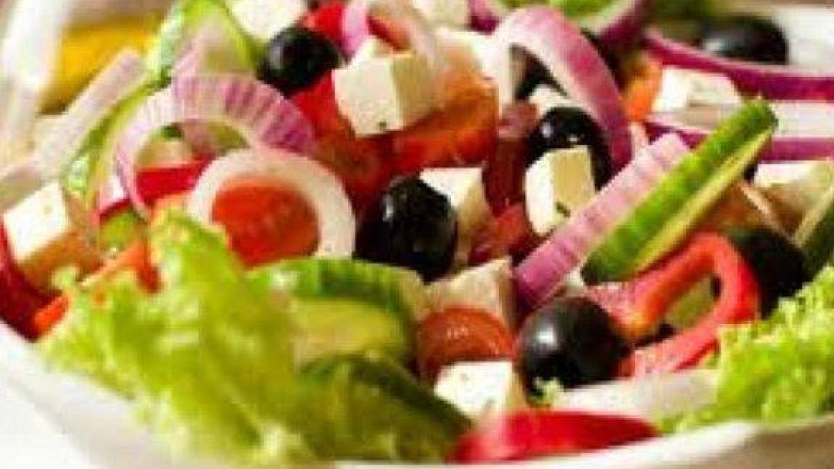 Celebra gustare de vară cu brânză şi roşii a ajuns un lux. Cât costă burduful de oaie în piețe
