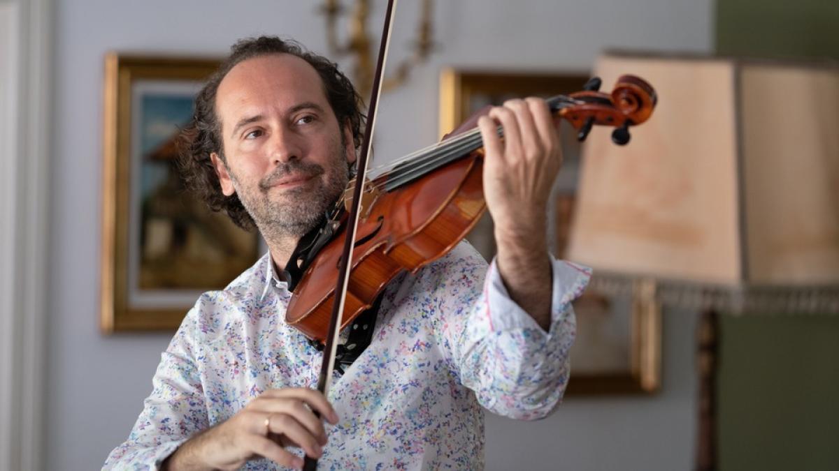 Maestrul Christian Badea şi violistul Răzvan Popovici cântă Schumann, Walton şi Wagner la Ateneul Român