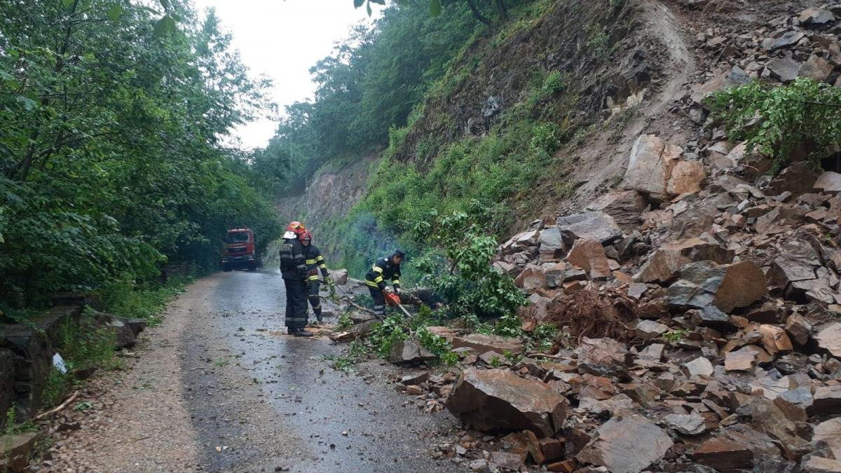 Căderi masive de pietre de pe versant pe un drum de lângă Lacul Tarnița, județul Cluj