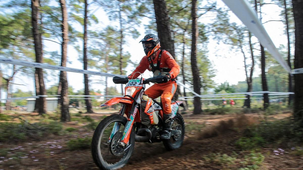 Gest criminal: Doi motocicliști, la un pas de moarte, după ce au intrat cu gâtul într-o sârmă, pe traseul enduro