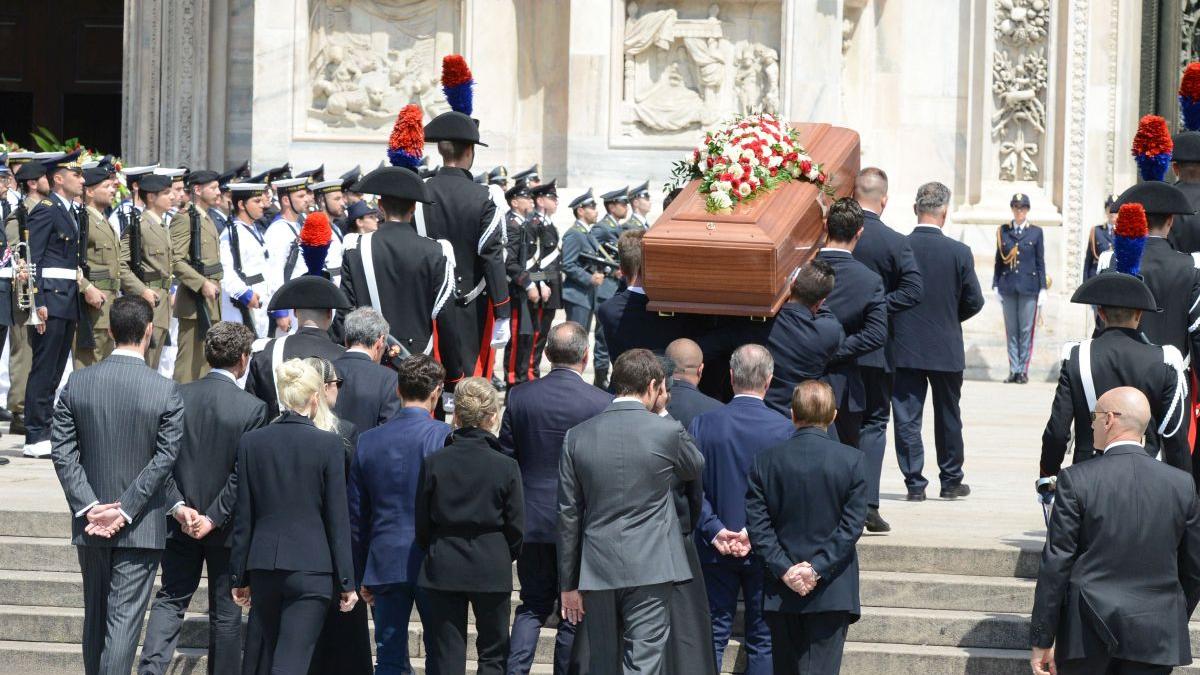 Italia și-a luat rămas bun de la Silvio Berlusconi. Mii de persoane i-au adus un ultim omagiu