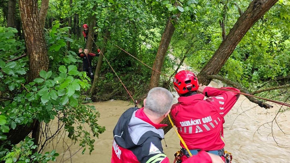 O femeie a fost salvată de salvamontiștii gorjeni după ce a fost prinsă de o viitură 