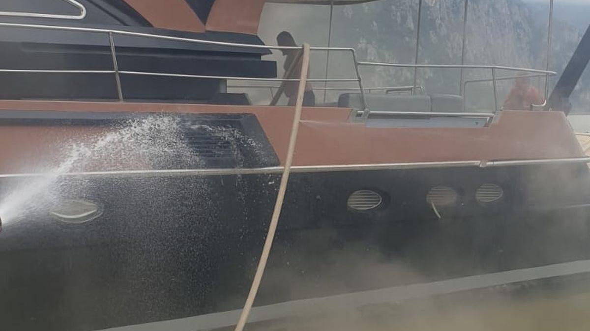 VIDEO Un yacht a luat foc pe Dunăre, în Mehedinți