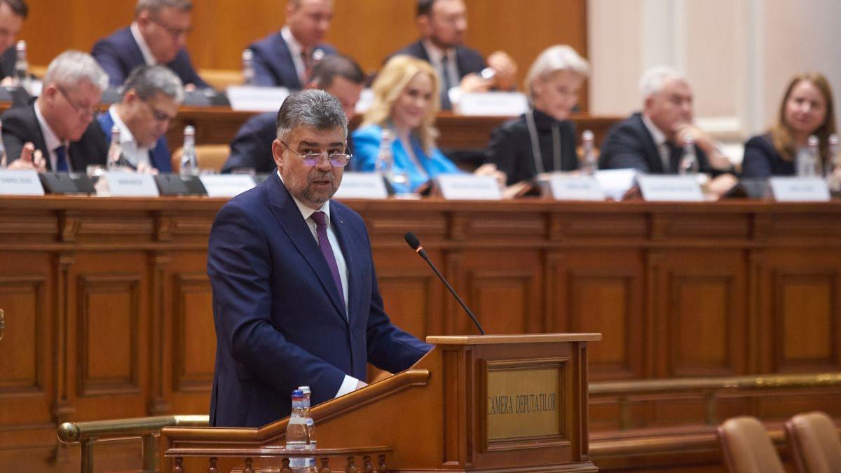 Doi trădători pe față și șase susținători ascunși, la învestirea lui Ciolacu. Palma dată de UDMR