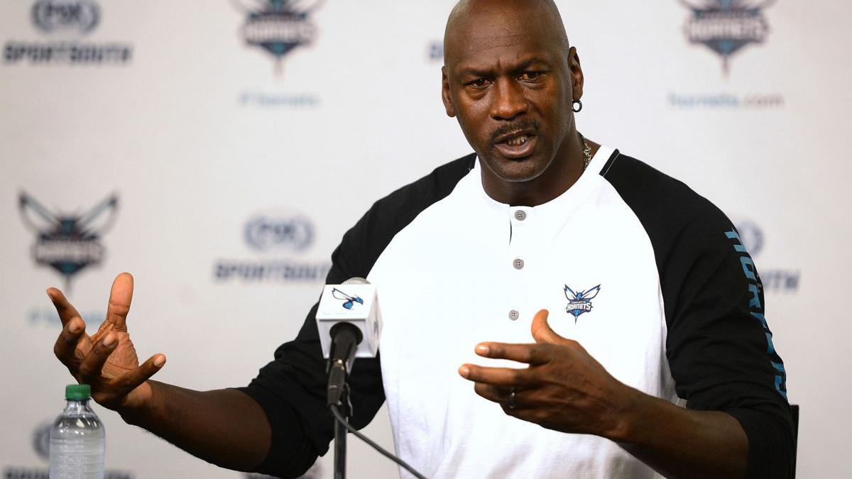 Michael Jordan va vinde pachetul majoritar de acțiuni la Charlotte Hornets