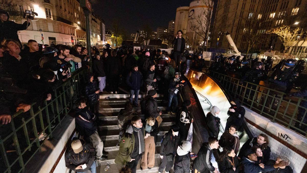 Sute de pasageri, blocați în metrourile din Paris