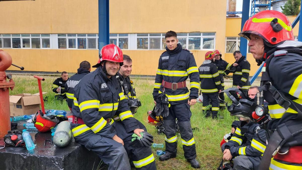 Eroii zilei: și-au lăsat acasă soțiile, copiii, părinții și au venit în sprijin la Petromidia