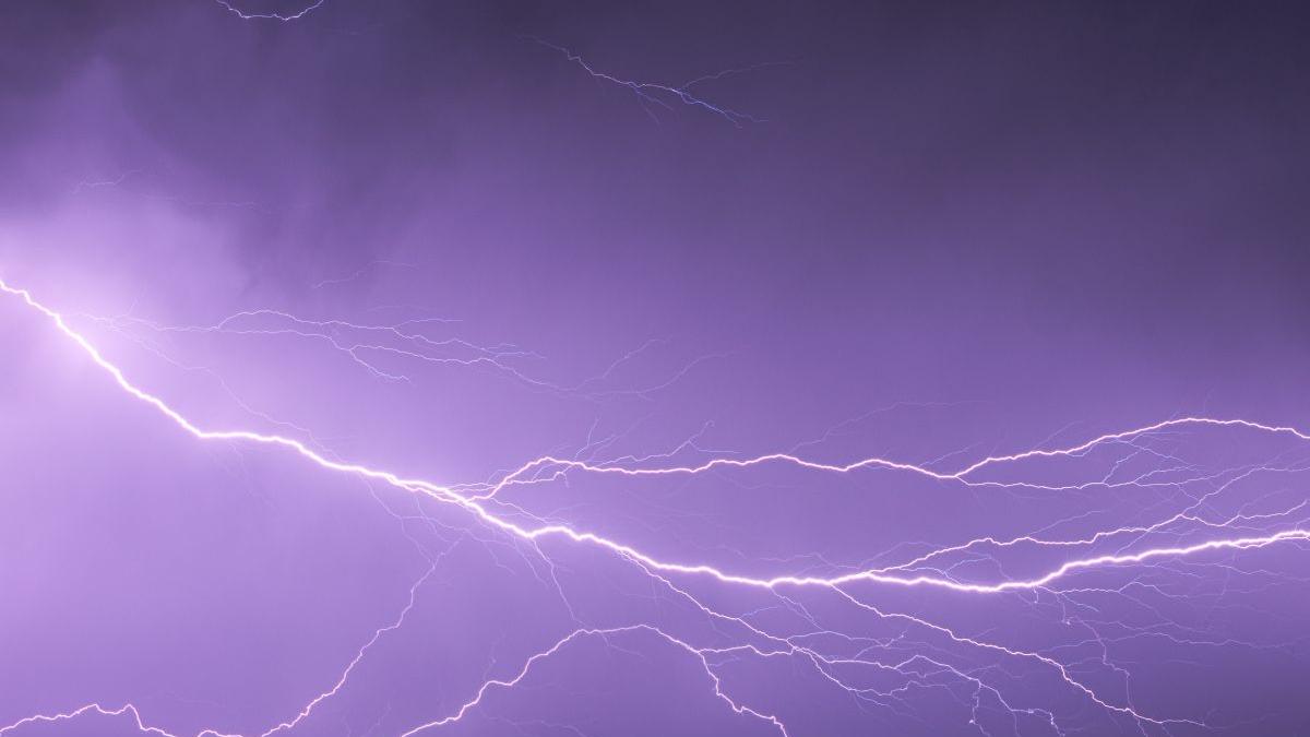 Alertă meteo imediată. Ce localități vor fi afectate de vijelii şi grindină în următoarele ore