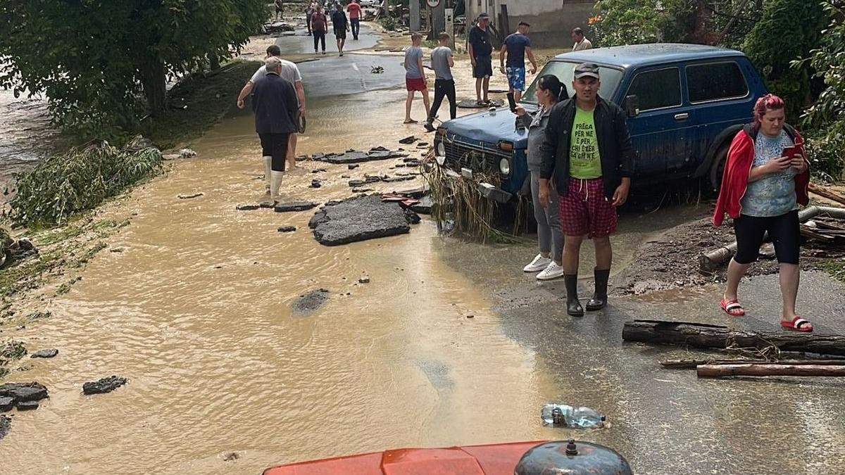 Drum rupt de viitură în județul Arad. salvatorii traversează cursul de apă pe jos