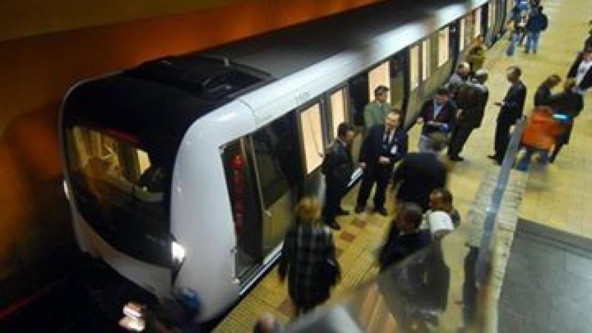 Un bărbat s-a aruncat în fața metroului la stația Aviatorilor